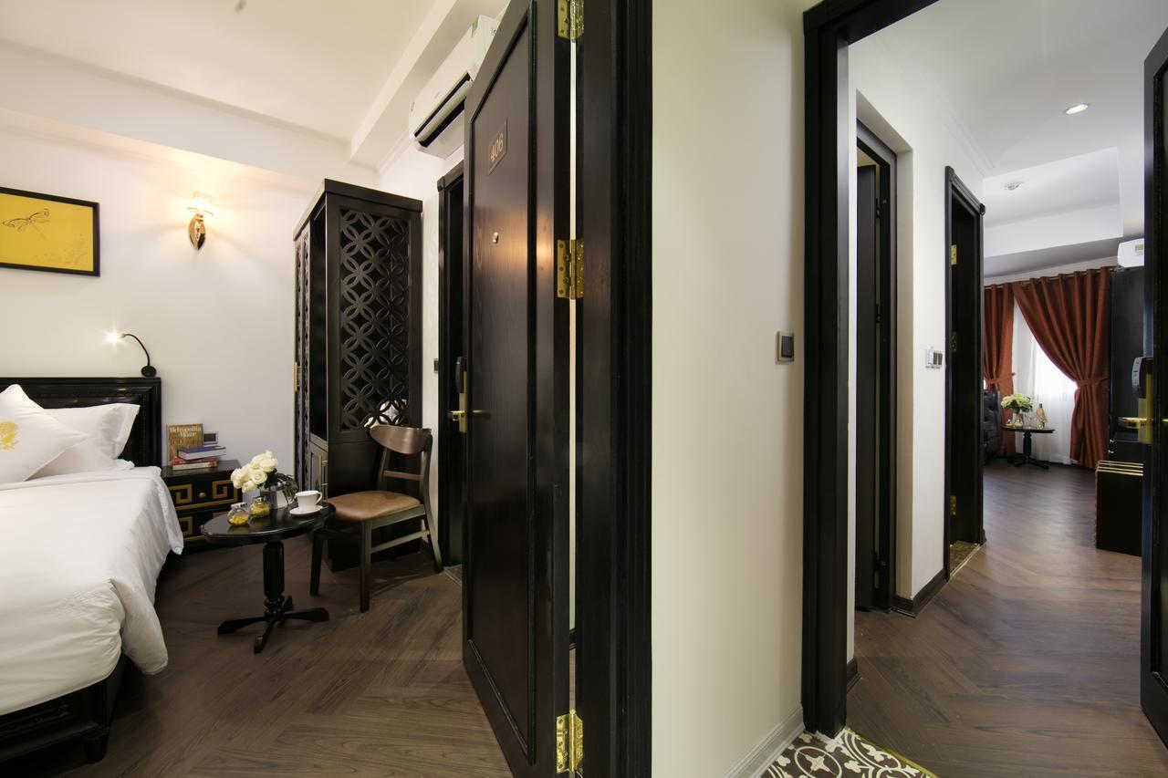 Suit Thông Nhau Qua Cửa Nối Nhìn Ra Quang Cảnh Thành Phố